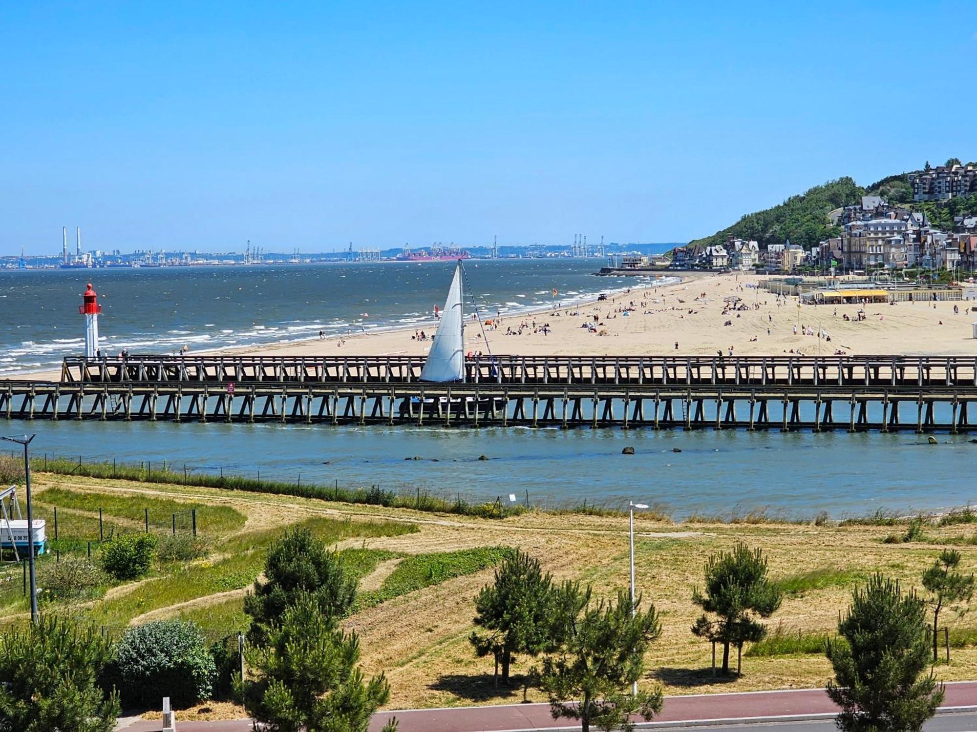 Ocea Marina Appartement Vue Mer Refait A Neuf Avec Parking Privatif Deauville Exterior foto